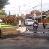 Nampak Petugas Satlantas Polres Kuningan mengatur lalu lintas dan memberi tahu pengendara ada jalan berlubang di jalan Bundara Cijoho Kuningan